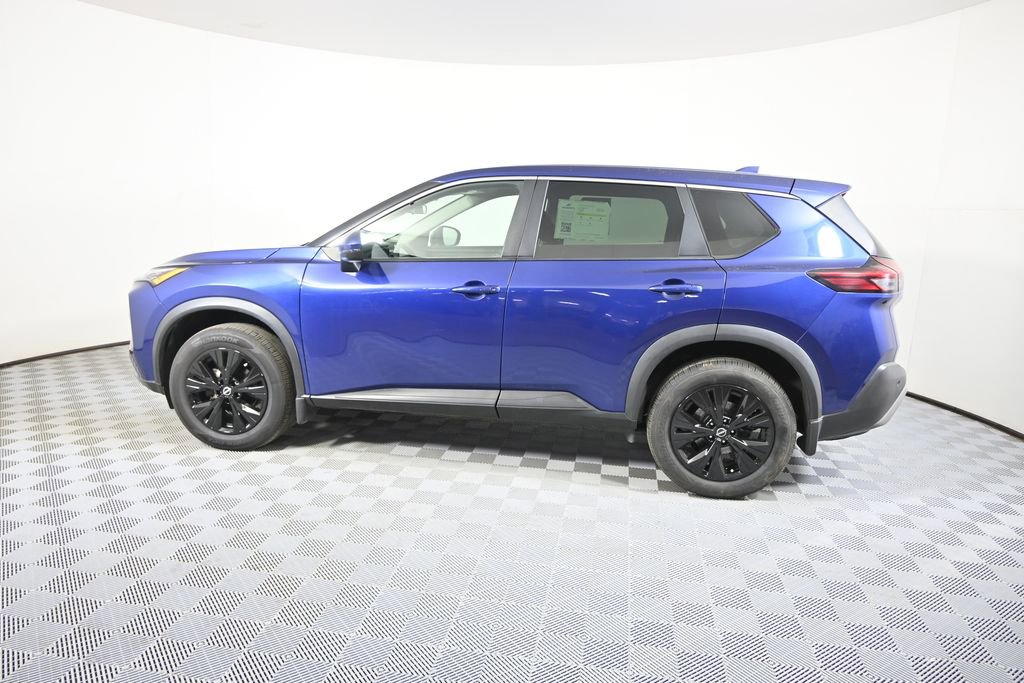 Used 2022 Nissan Rogue SV image 3