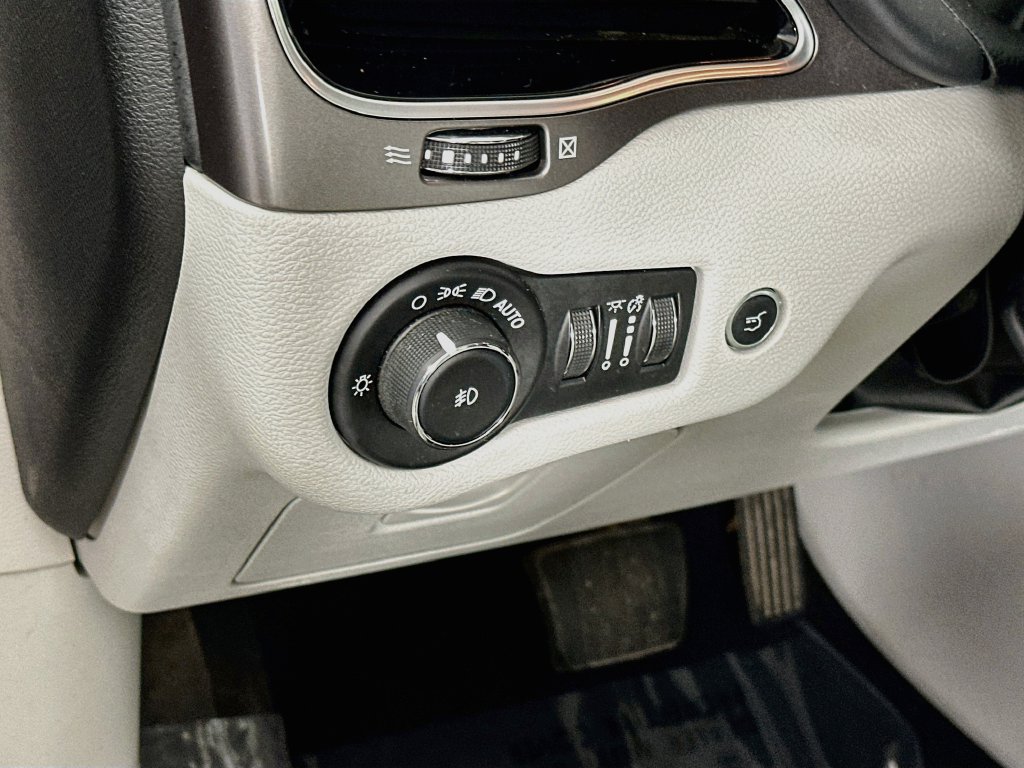 Used 2019 Jeep Cherokee Overland AWD/4WD image 15