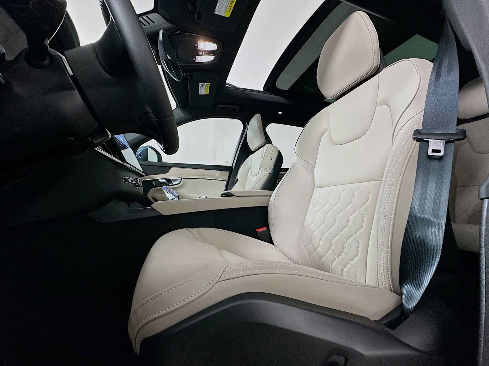 New 2026 Volvo XC90 B6 Plus w/ Protection Package Premier AWD/4WD image 19