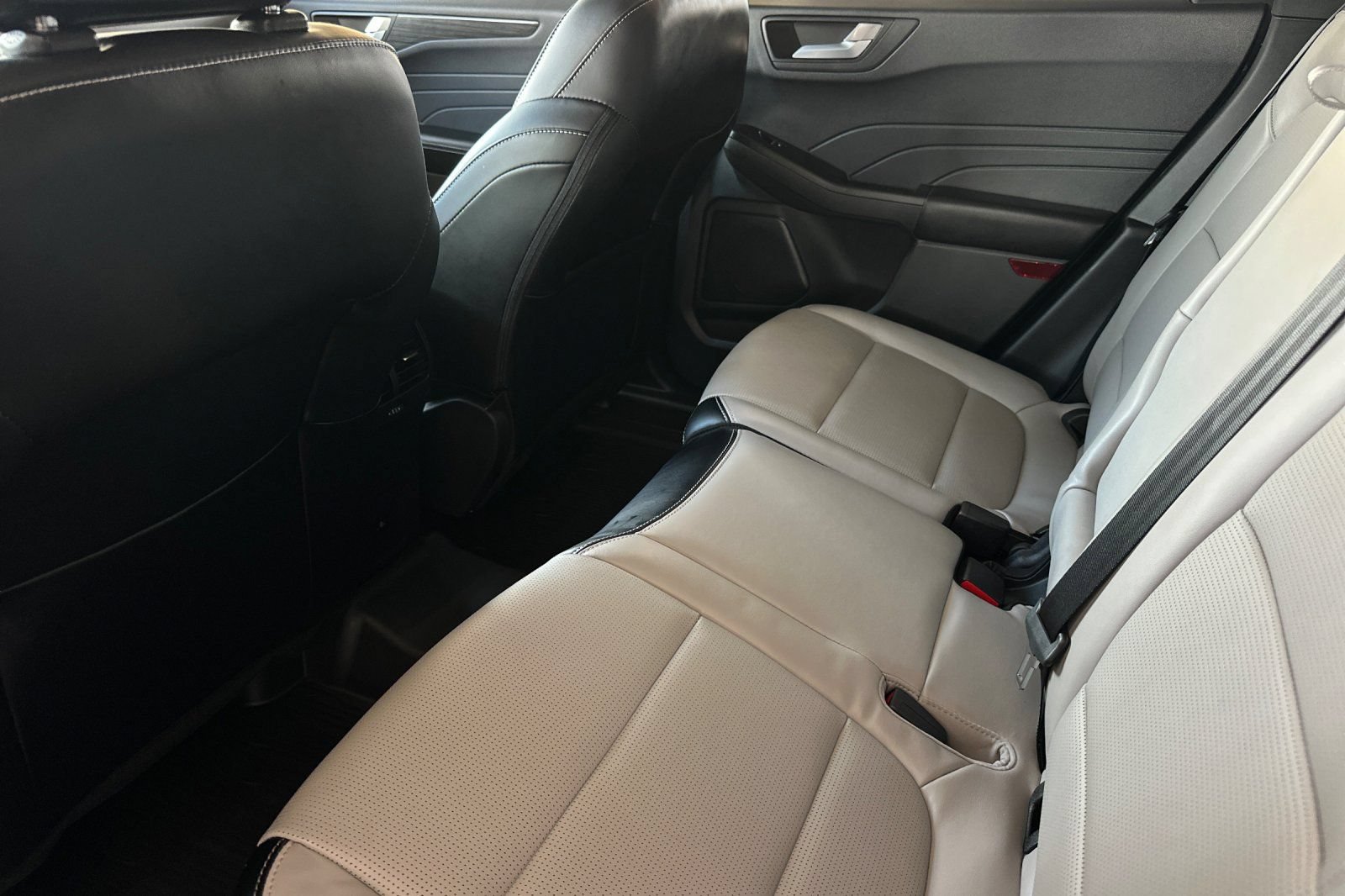 Certified 2025 Ford Escape Platinum FWD image 11