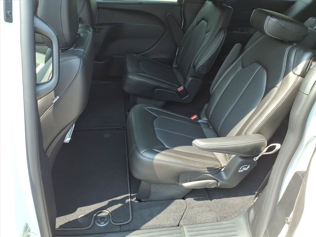 New 2027 Chrysler Pacifica Select FWD image 13