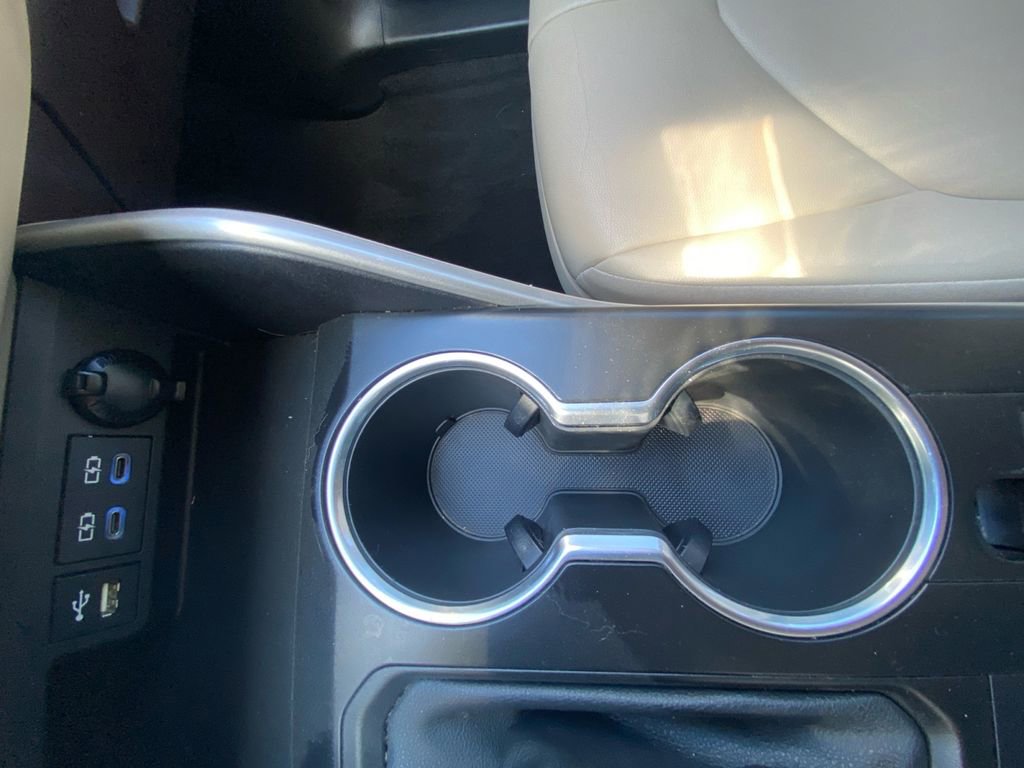 Used 2022 Toyota Highlander XLE AWD/4WD image 18