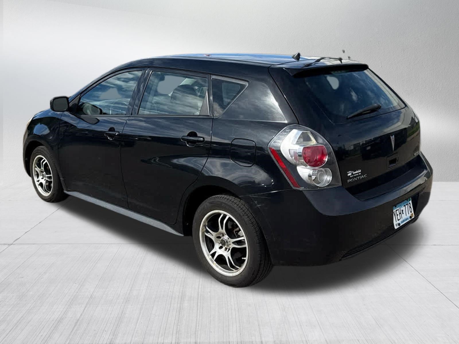 Used 2009 Pontiac Vibe w/ Preferred Package FWD image 3