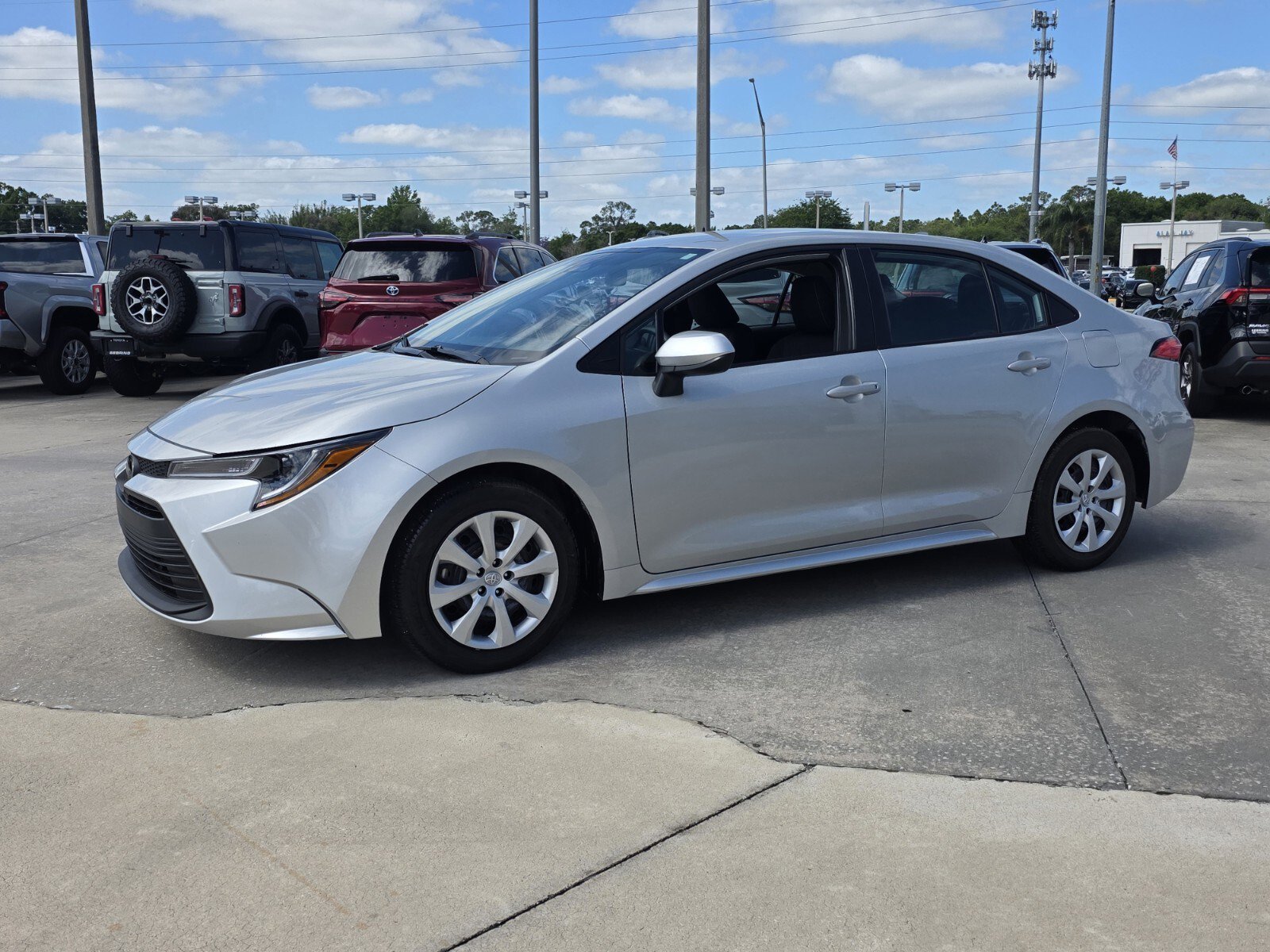 Used 2025 Toyota Corolla LE FWD image 2