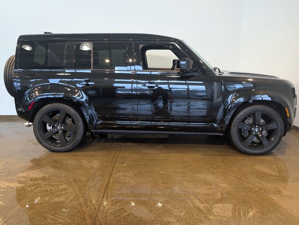 Used 2025 Land Rover Defender 110 X-Dynamic SE image 6