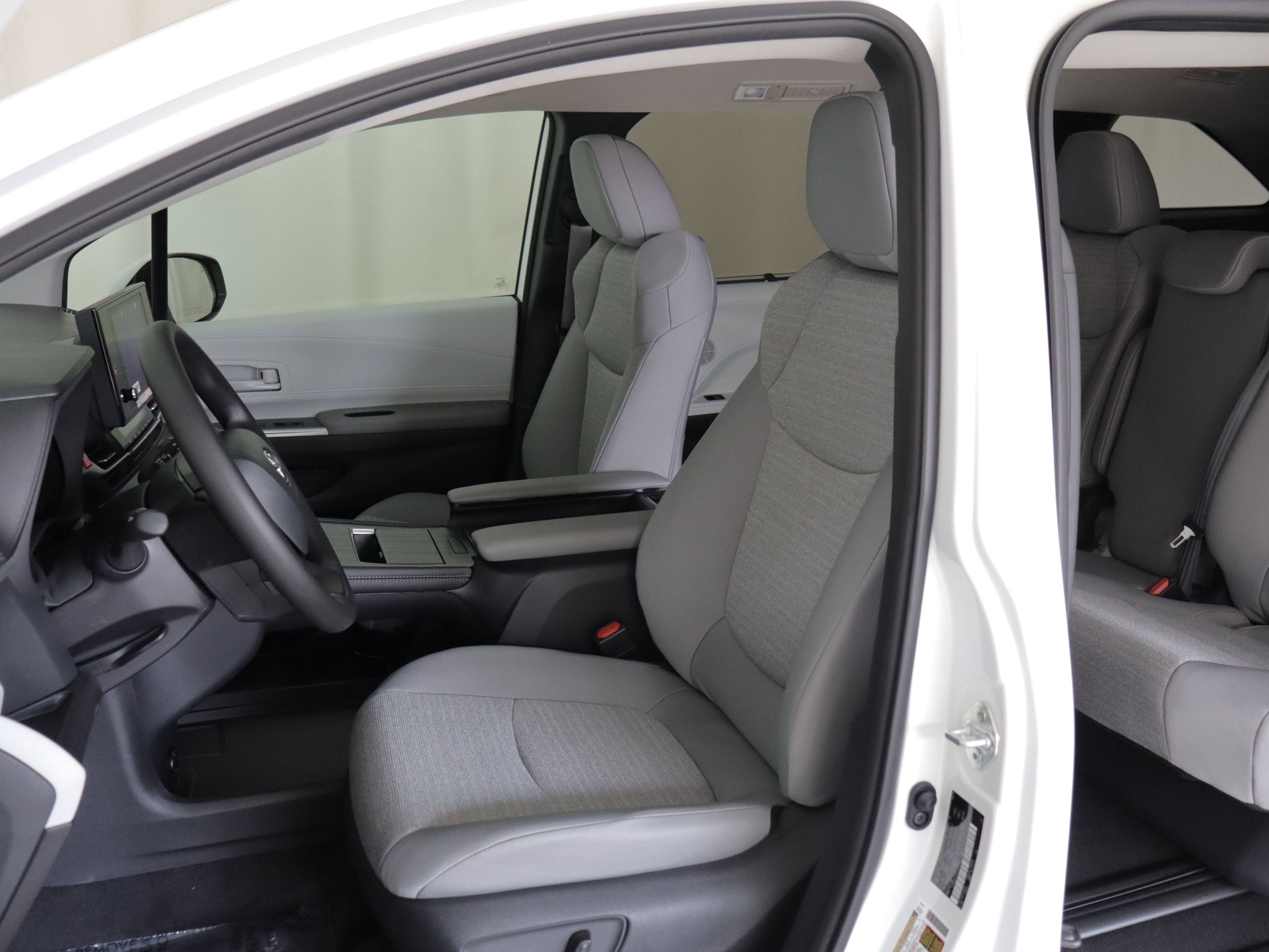 Used 2025 Toyota Sienna LE image 7