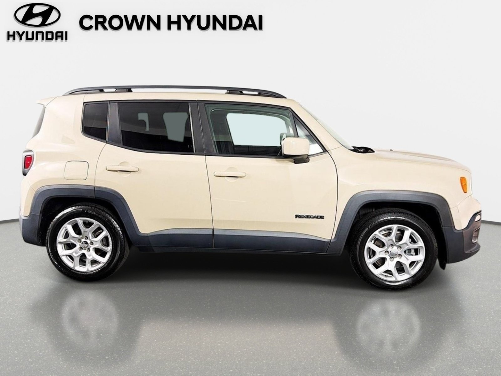 Used 2015 Jeep Renegade Latitude FWD image 4