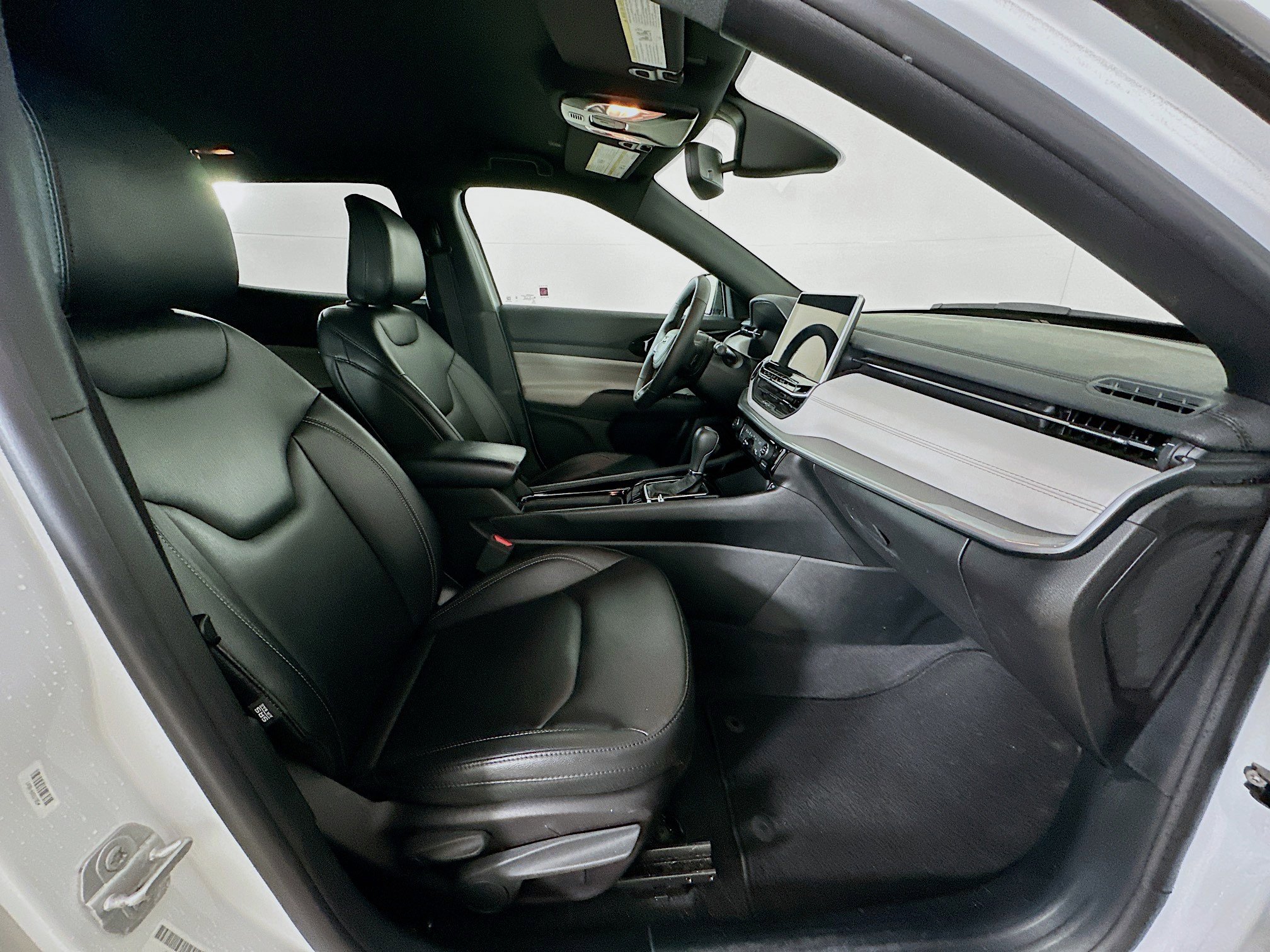 Used 2025 Jeep Compass Limited image 29