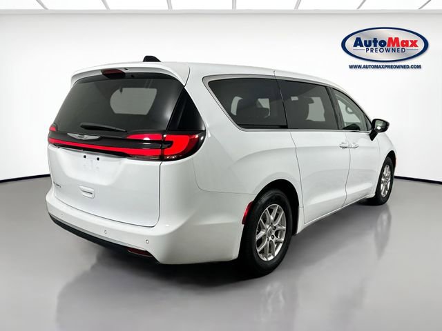 Used 2024 Chrysler Pacifica Touring-L image 2