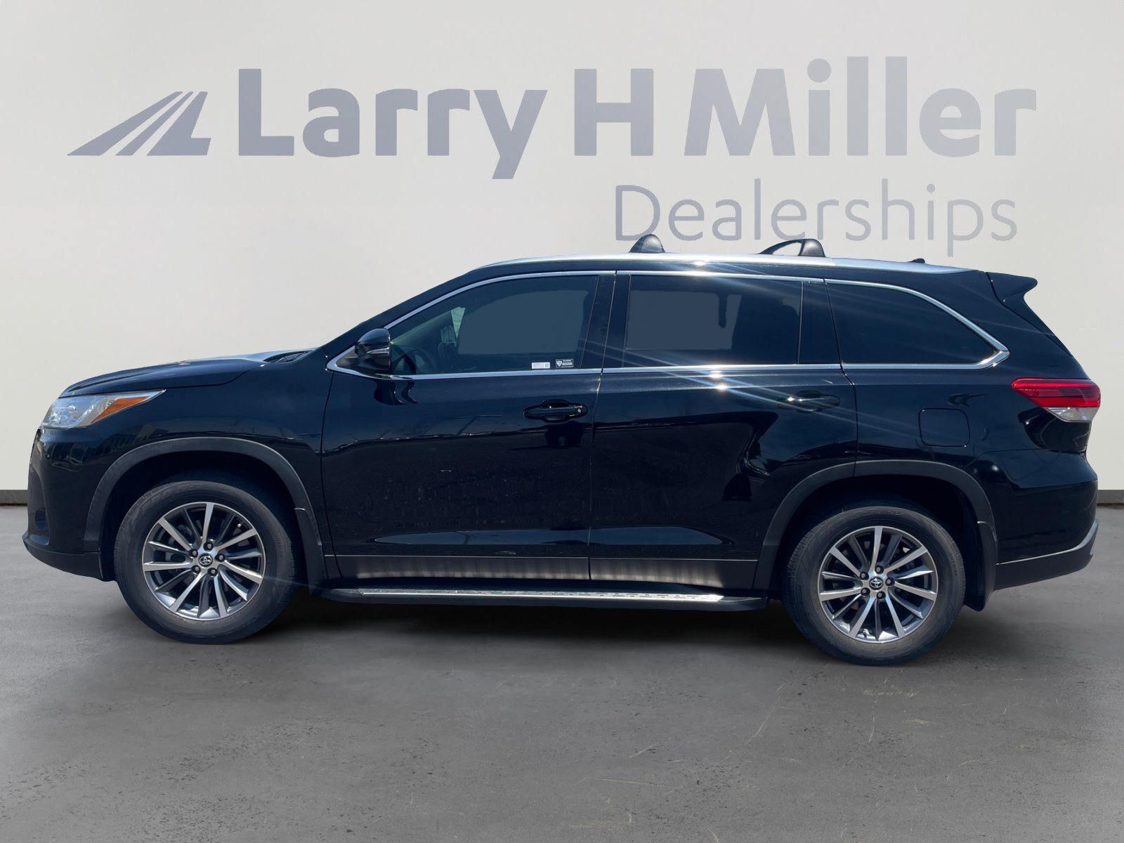 Used 2019 Toyota Highlander XLE FWD image 2