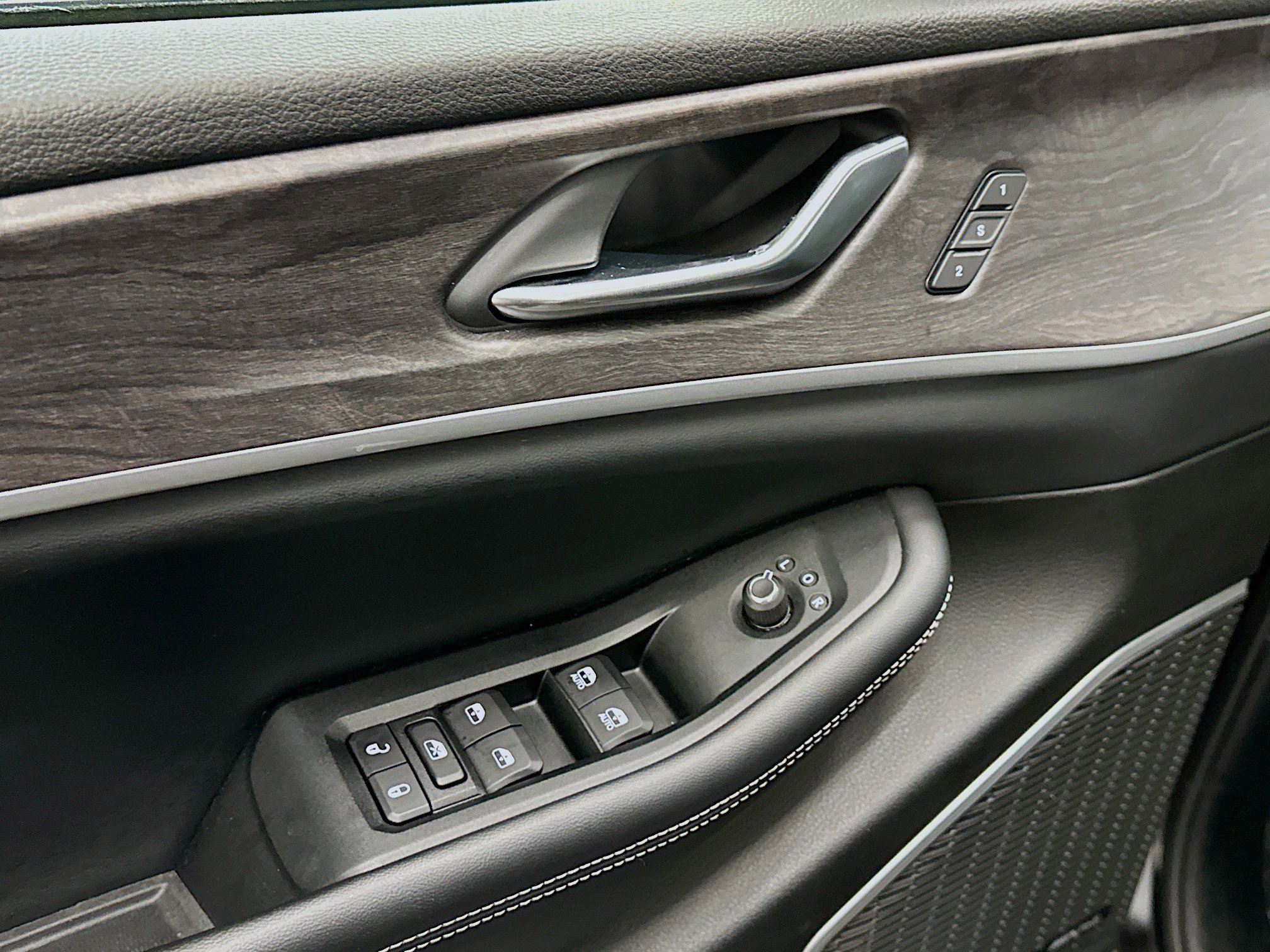 Used 2023 Jeep Grand Cherokee L Limited w/ Luxury Tech Group II image 15