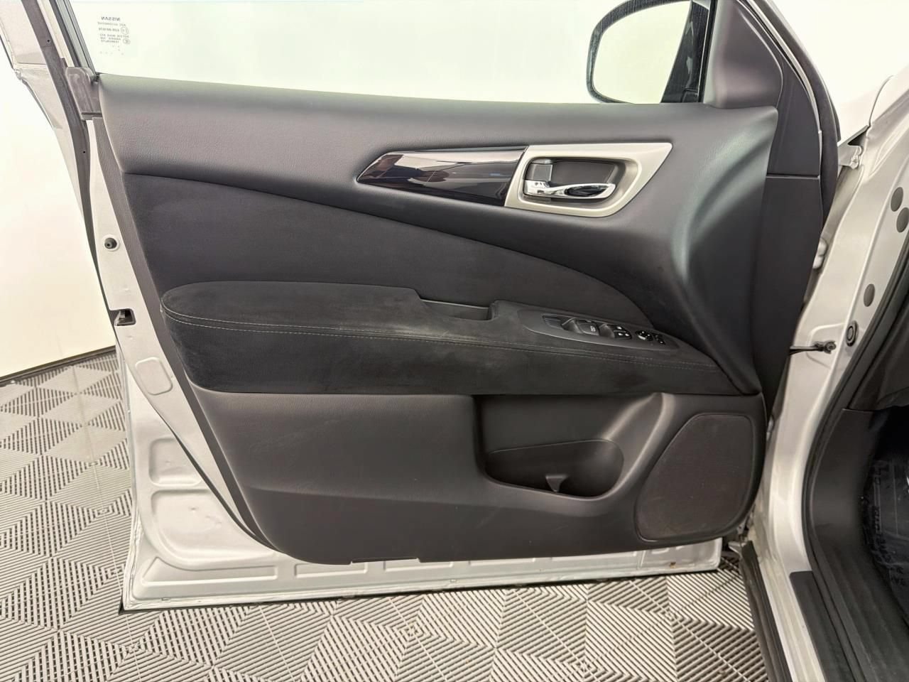 Used 2013 Nissan Pathfinder SV AWD/4WD image 18