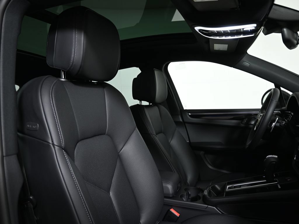 Used 2026 Porsche Macan AWD/4WD image 40