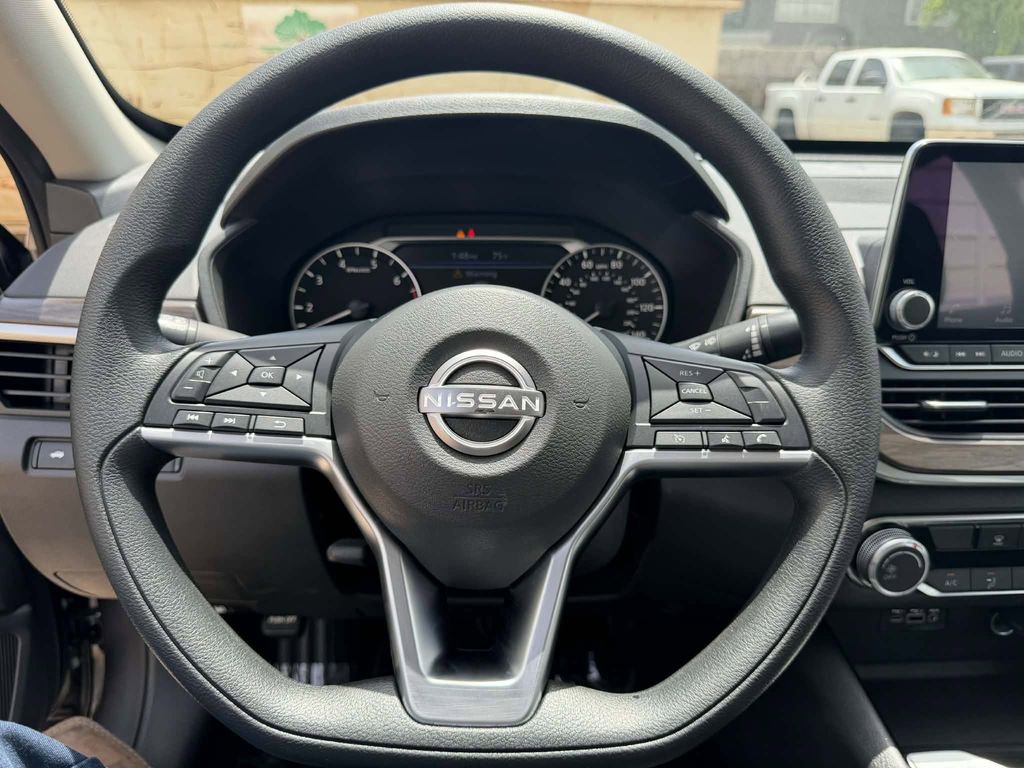 Used 2024 Nissan Altima 2.5 SV FWD image 9