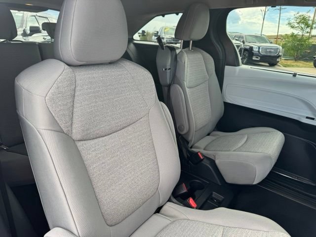 Used 2026 Toyota Sienna LE AWD/4WD image 22