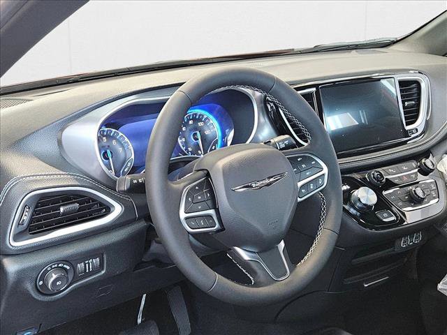 New 2025 Chrysler Pacifica Select w/ Fav Edition Package image 3