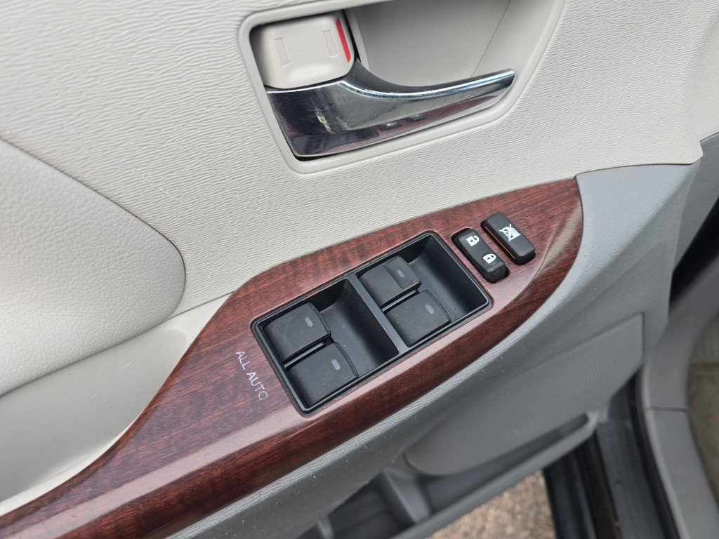 Used 2014 Toyota Sienna XLE image 29