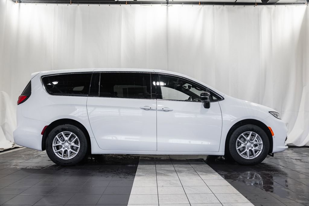 New 2026 Chrysler Pacifica Select image 3