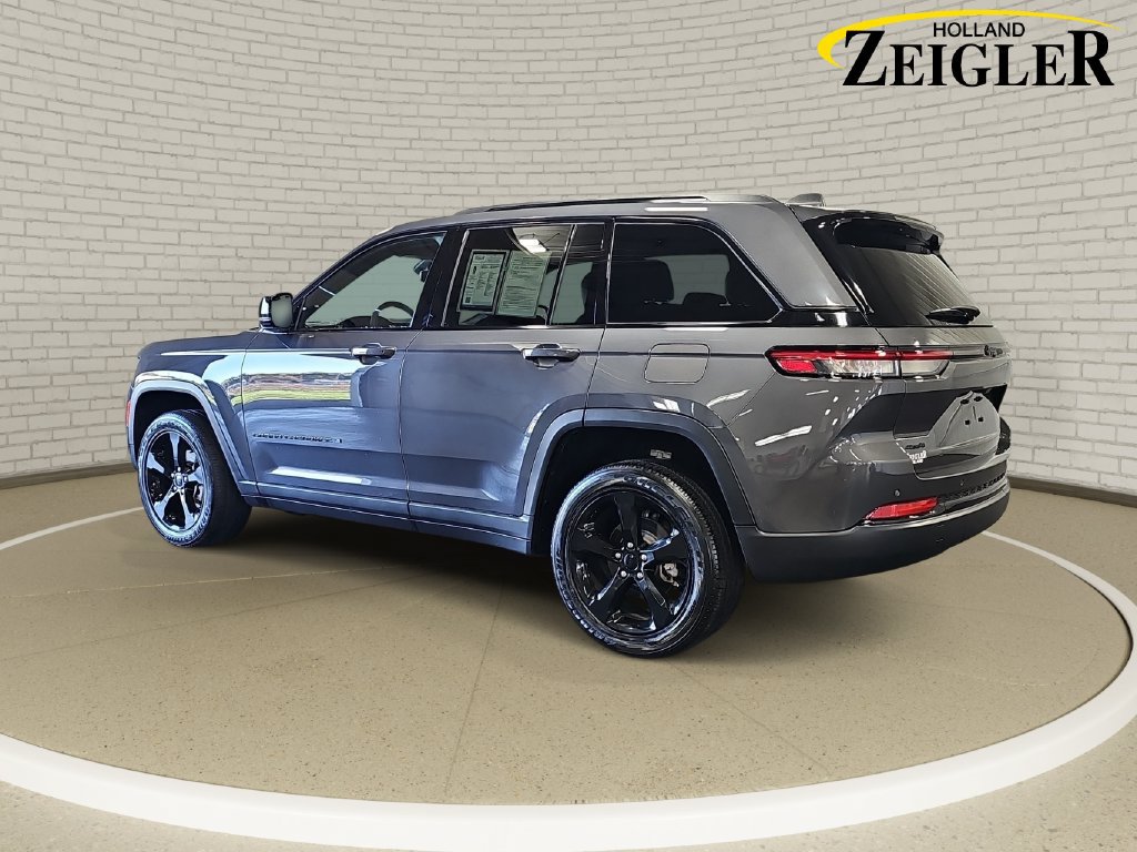 Used 2023 Jeep Grand Cherokee Altitude AWD/4WD image 7