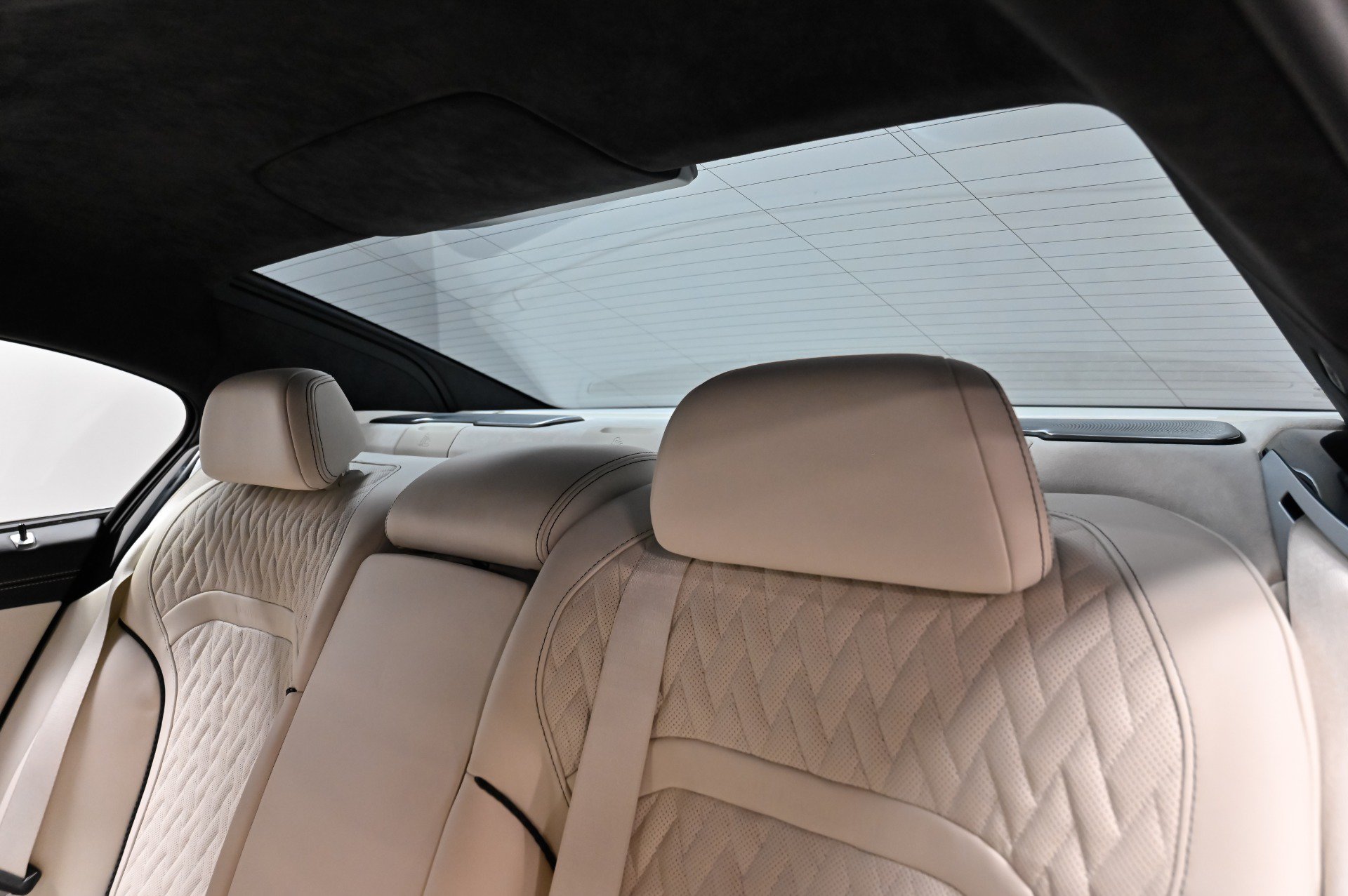 Used 2022 BMW ALPINA B7 xDrive AWD/4WD image 36