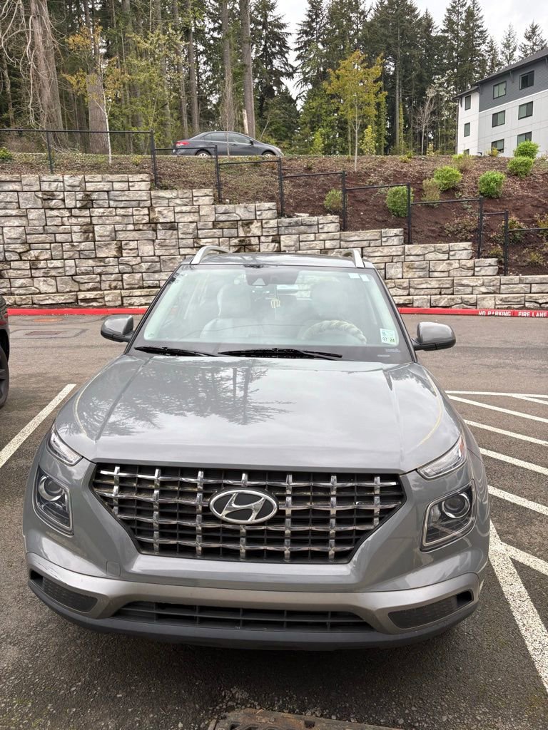 Used 2022 Hyundai Venue SEL FWD image 2