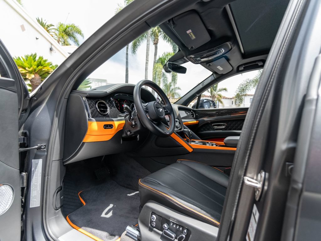 Used 2025 Bentley Bentayga AWD/4WD image 14