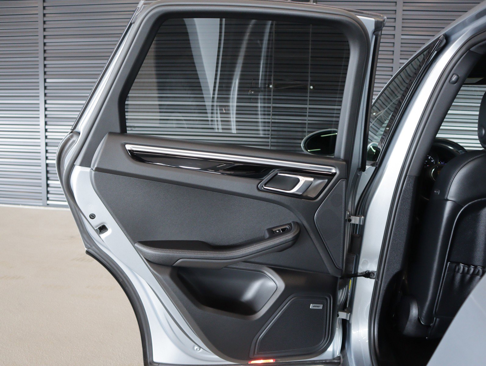 Certified 2022 Porsche Macan AWD/4WD image 23