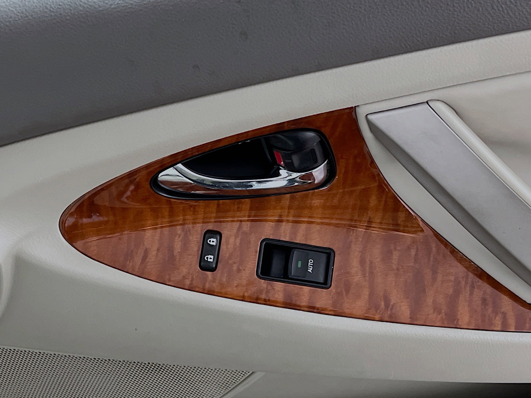 Used 2011 Toyota Camry XLE w/ SE/XLE Extra-Value Pkg image 32