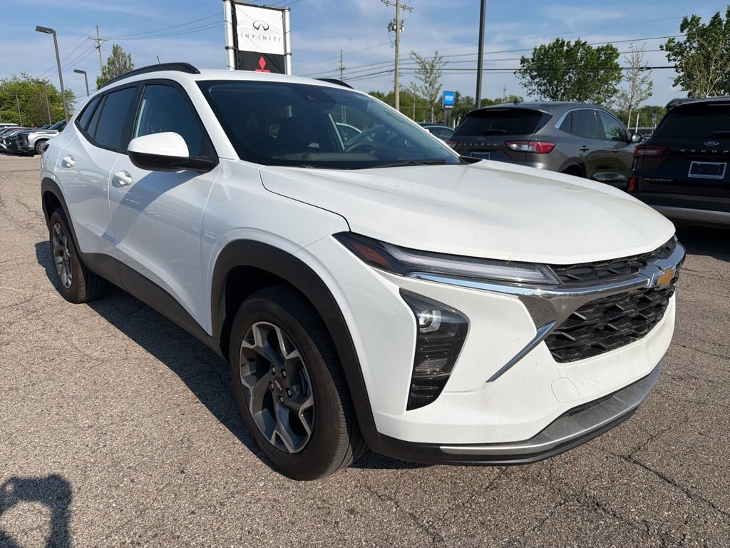 Used 2025 Chevrolet Trax LT FWD image 3