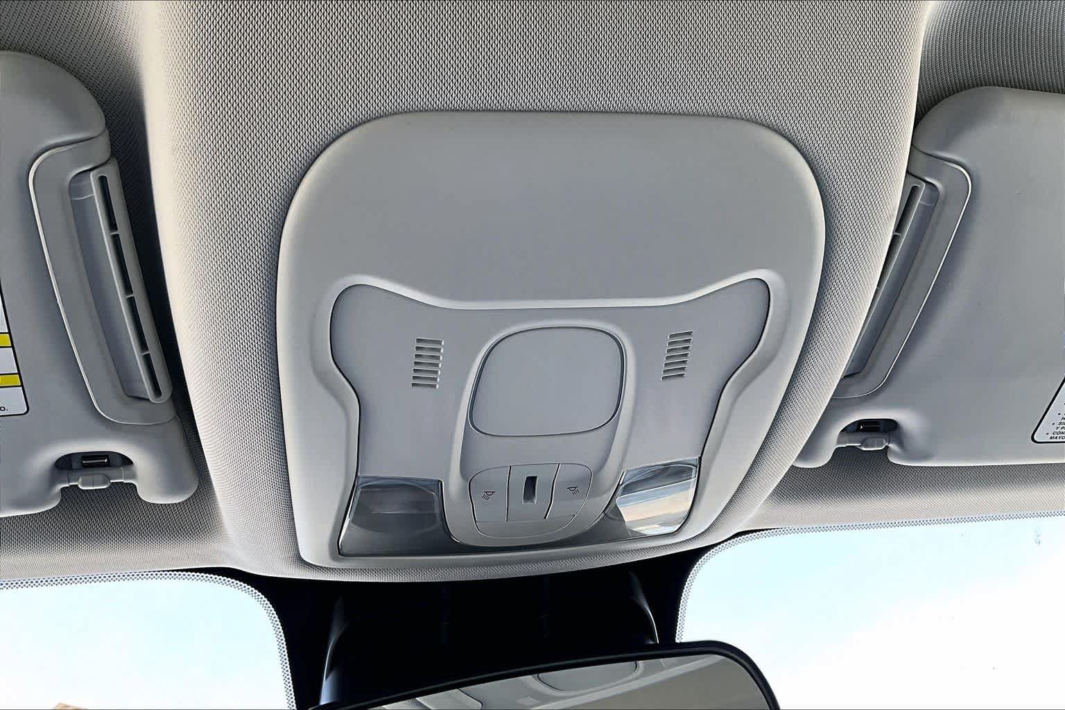 Used 2018 Jeep Renegade Latitude FWD image 31