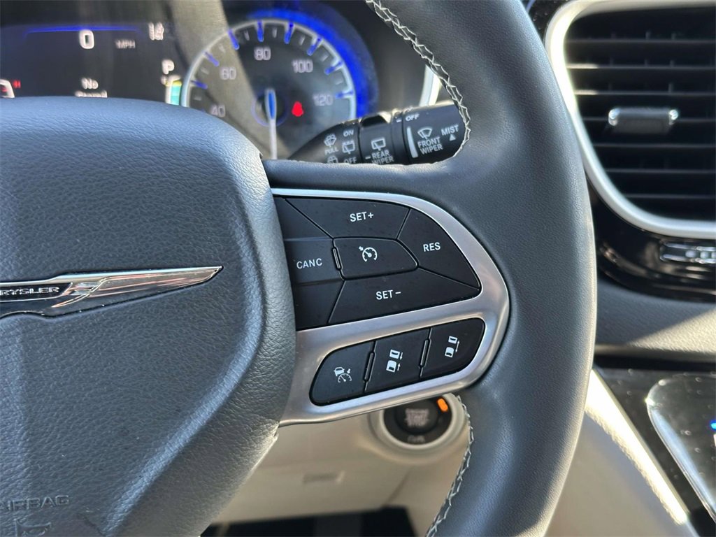 Used 2024 Chrysler Pacifica Touring-L image 10