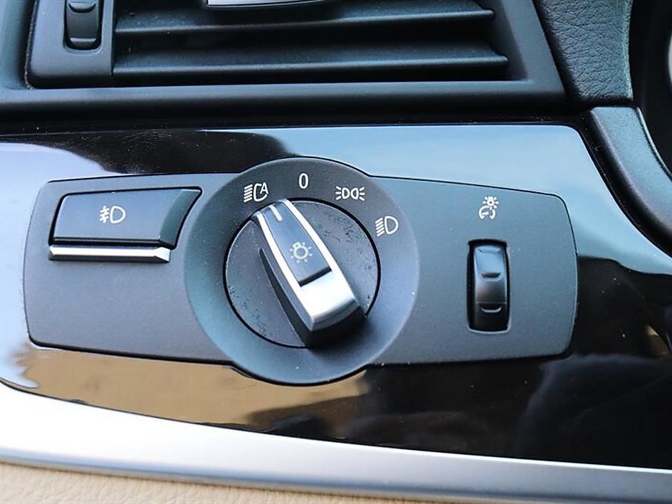 Used 2011 BMW 550i Sedan image 32