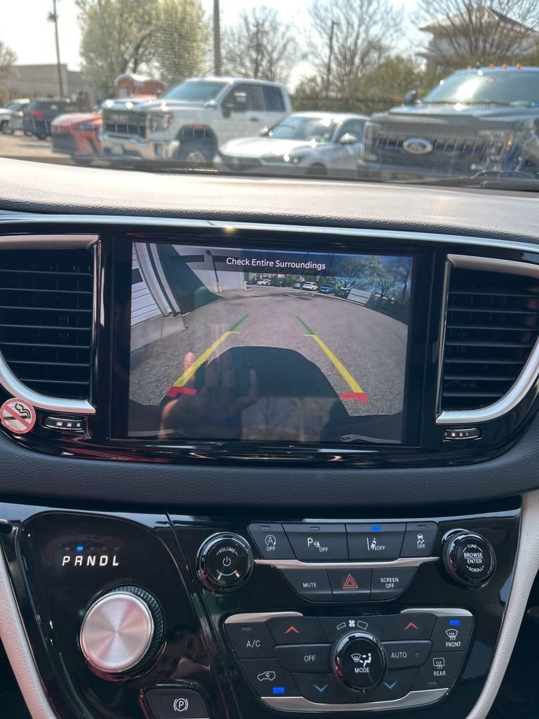 Used 2023 Chrysler Pacifica Touring-L image 13