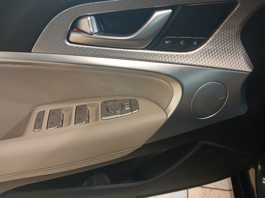 Used 2023 Genesis G70 2.0T w/ Sport Prestige Package image 17