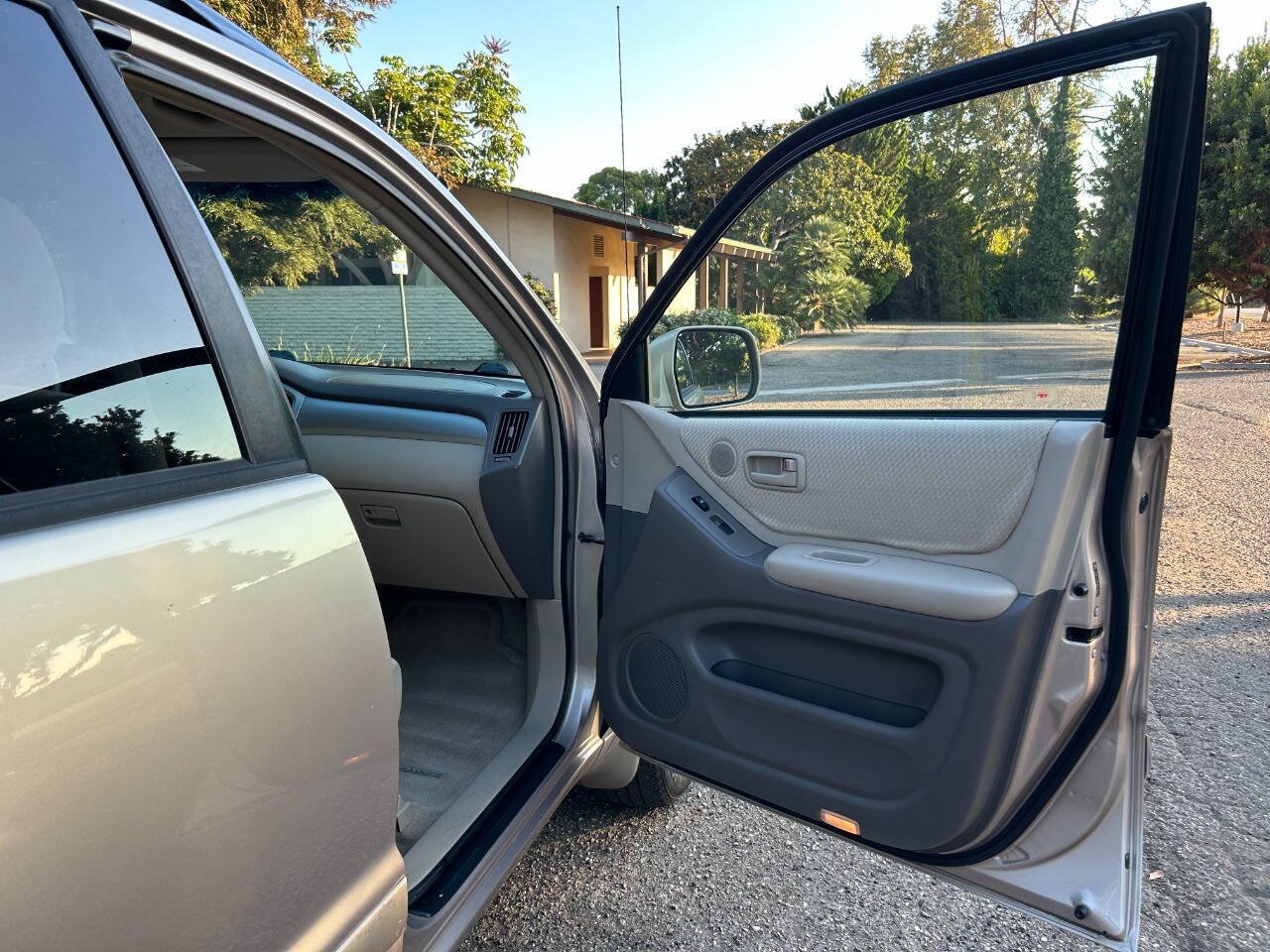 Used 2004 Toyota Highlander 4WD V6 w/ Preferred Pkg image 30
