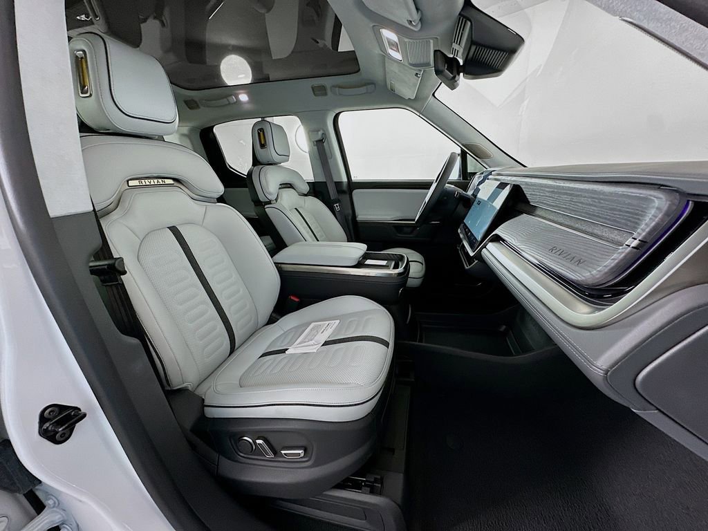Used 2025 Rivian R1T Adventure image 28