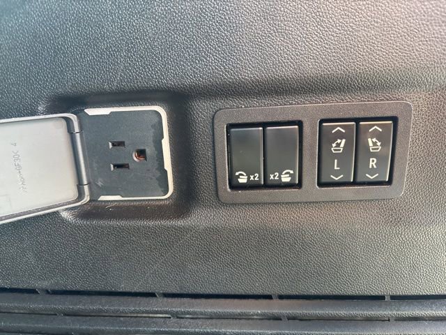 Used 2024 GMC Yukon XL Denali image 23