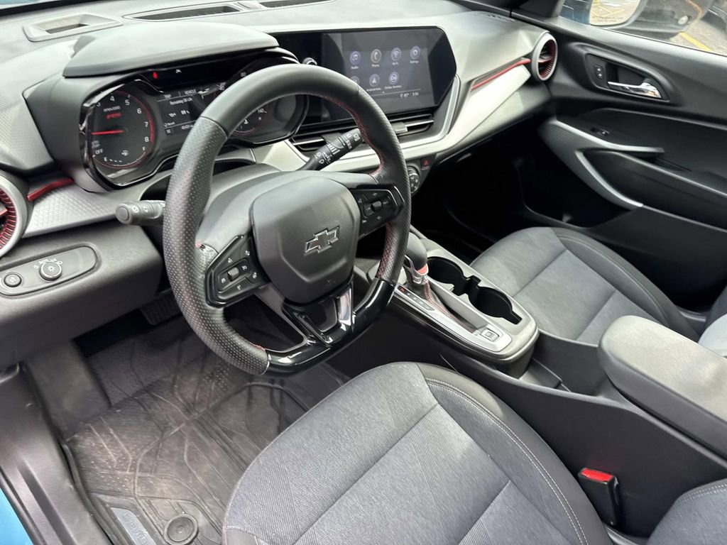Used 2025 Chevrolet Trax RS image 19