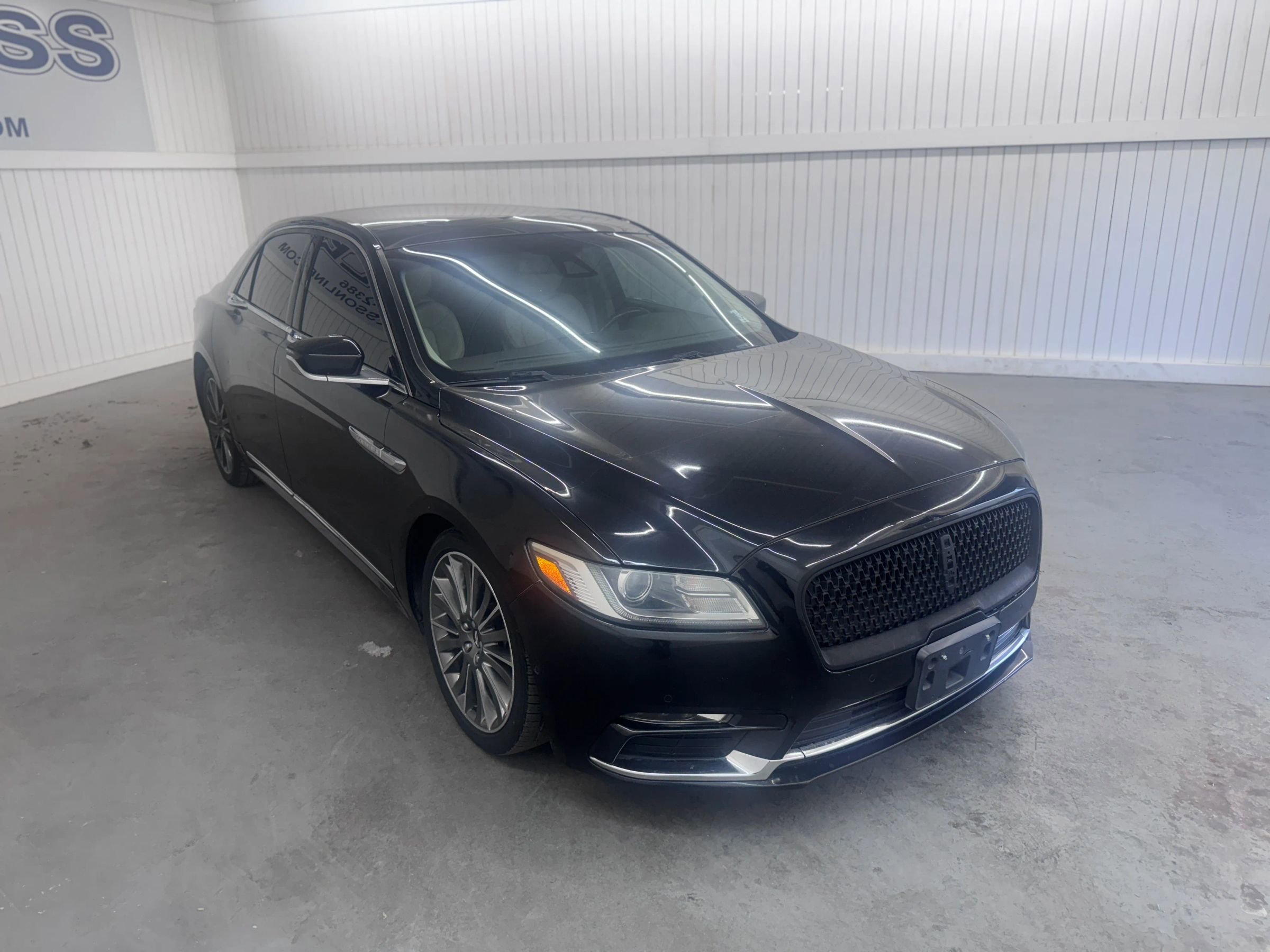 Used 2017 Lincoln Continental Select image 3