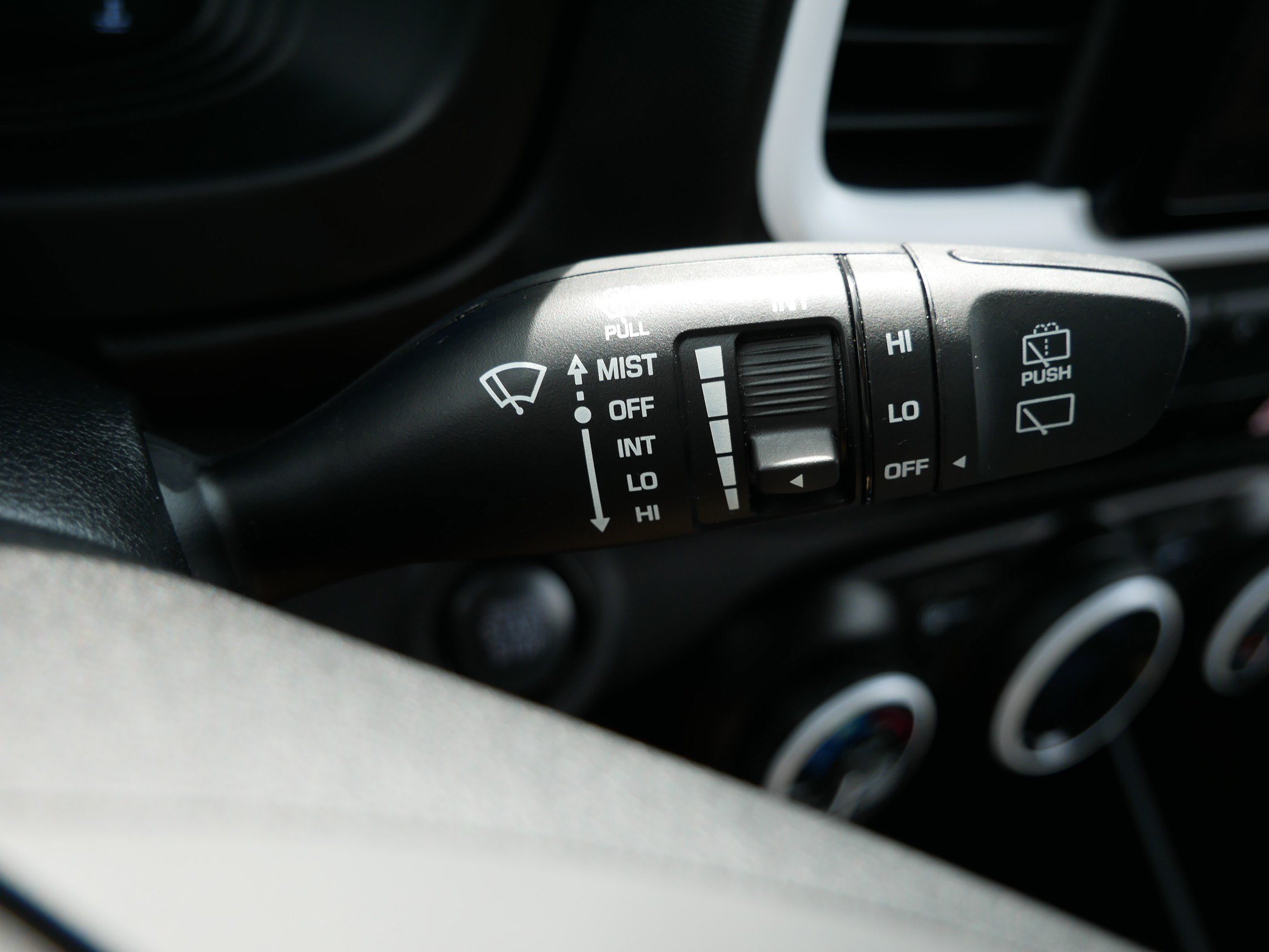 Used 2024 Hyundai Venue Limited FWD image 29