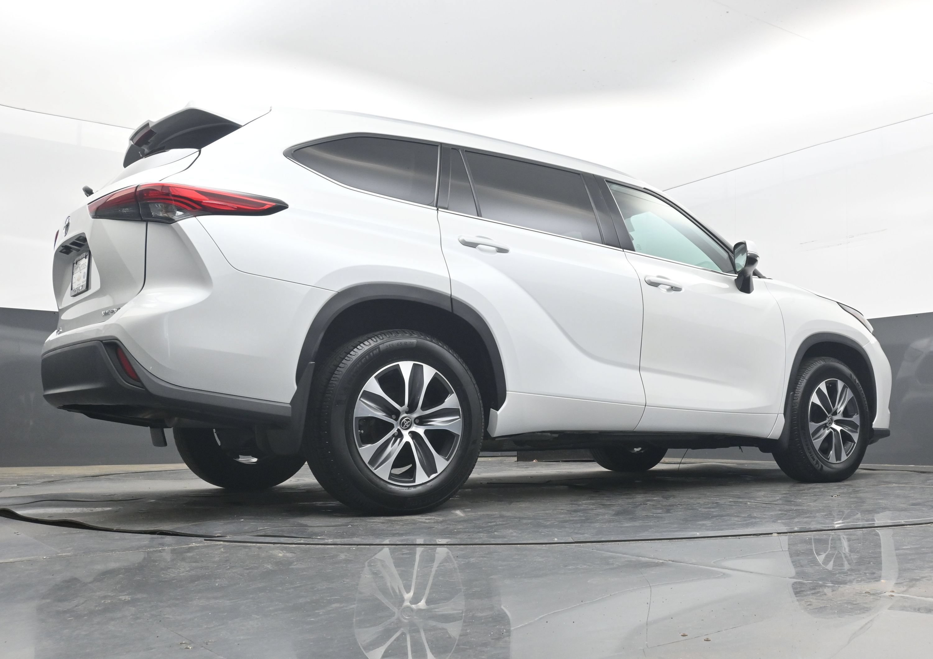 Used 2022 Toyota Highlander XLE AWD/4WD image 29