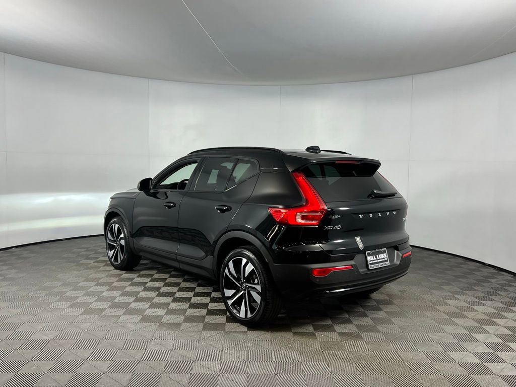 Used 2025 Volvo XC40 B5 Plus image 8