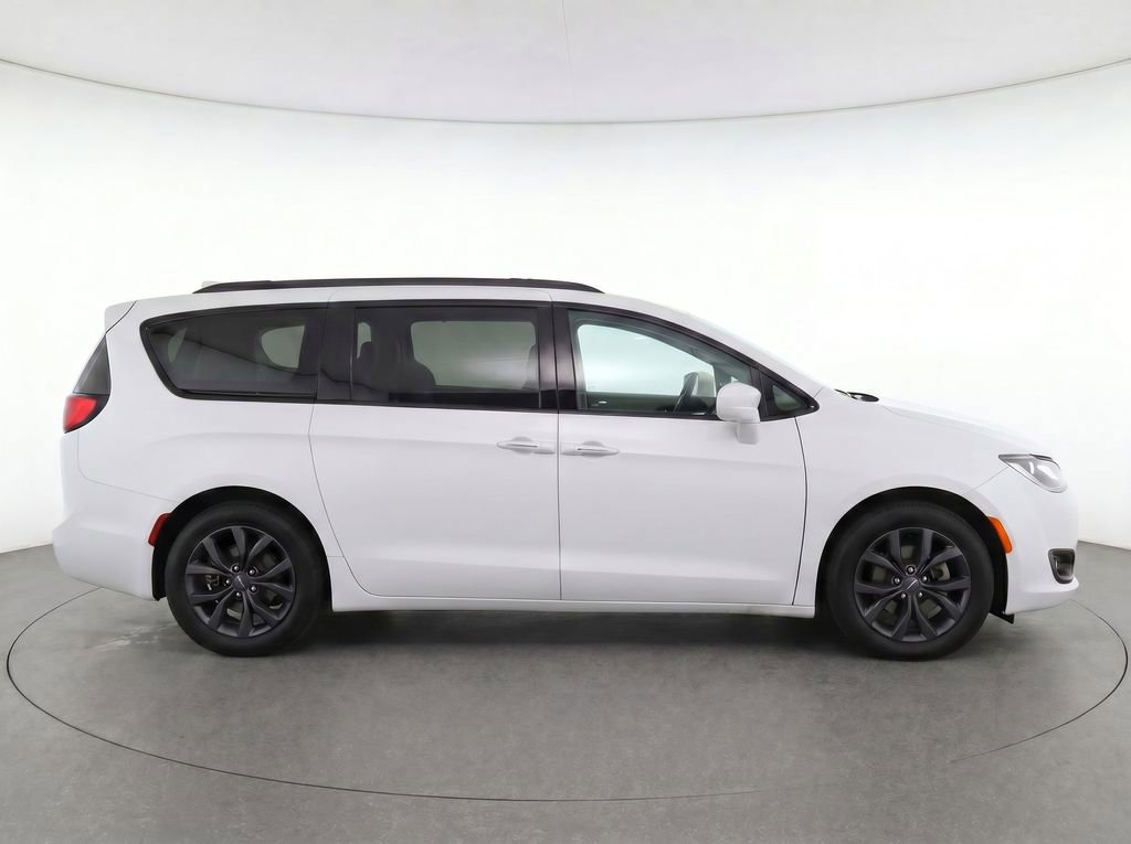 Used 2020 Chrysler Pacifica Touring-L Plus w/ Advanced Safetytec Group FWD image 8