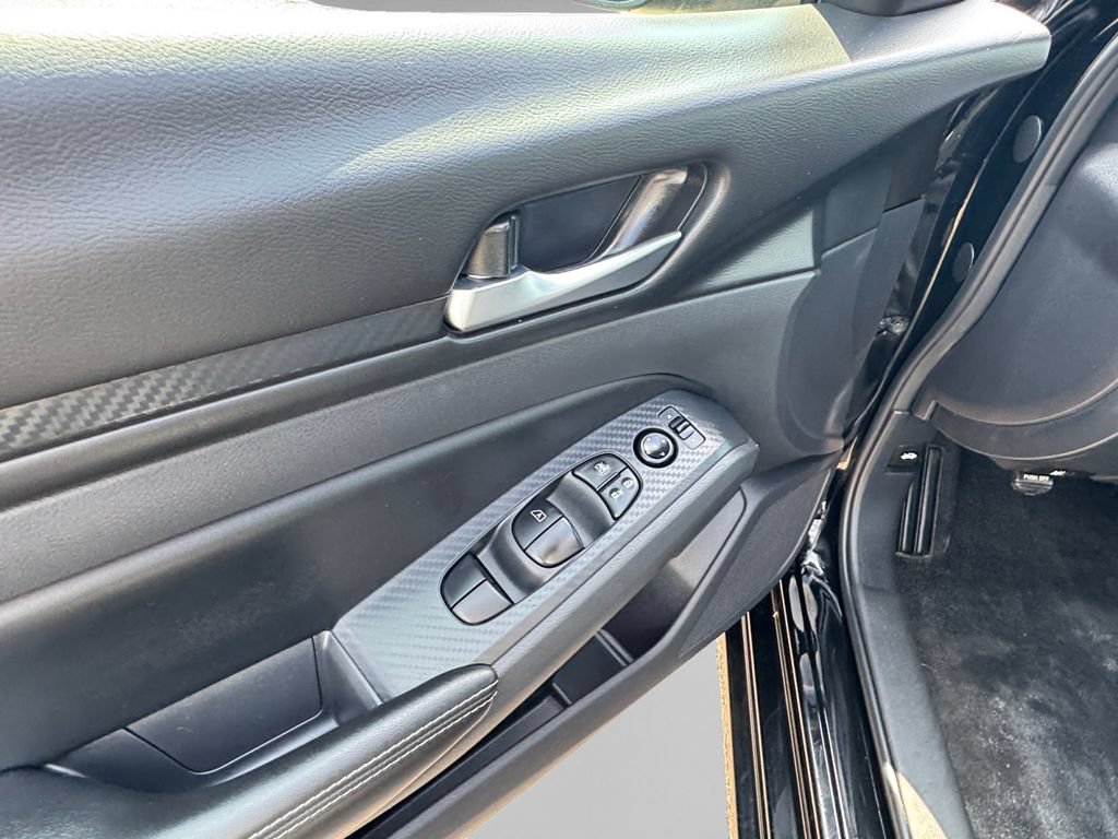 Used 2025 Nissan Altima 2.5 SV FWD image 18