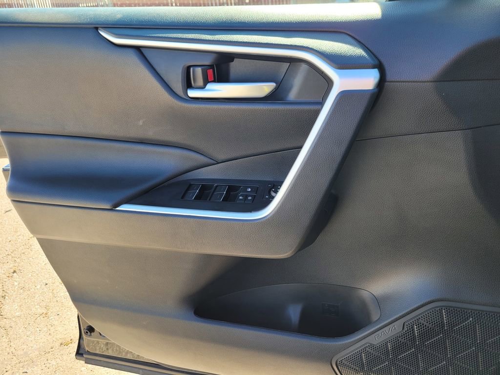 Used 2025 Toyota RAV4 XLE image 30
