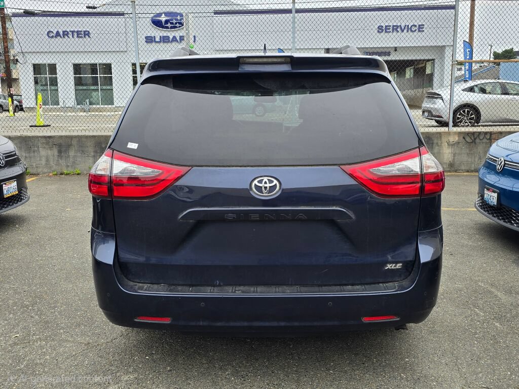 Used 2020 Toyota Sienna XLE w/ XLE Navigation Package FWD image 6