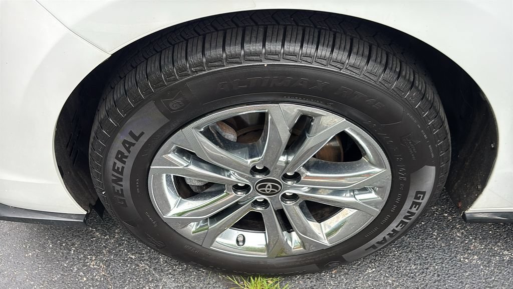 Used 2023 Toyota Sienna XSE AWD/4WD image 37