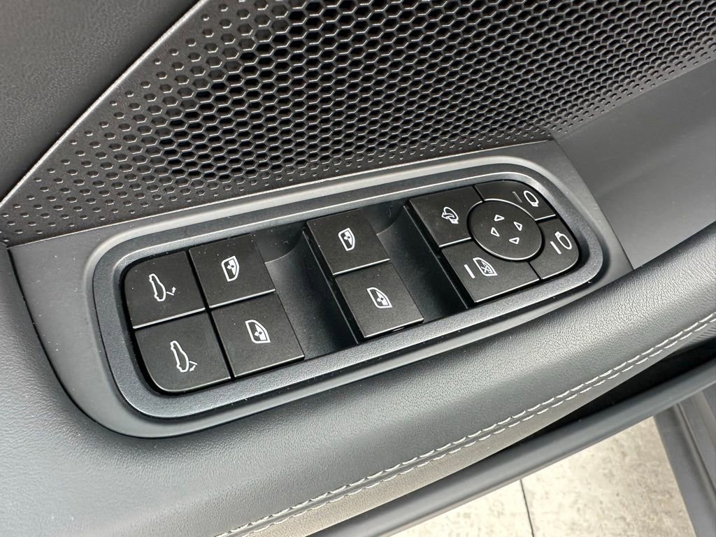 Used 2025 Porsche Panamera image 15