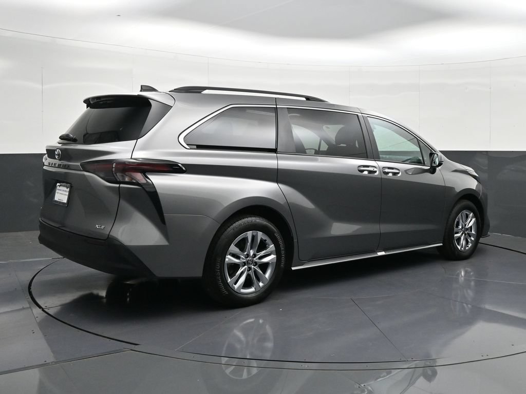 Used 2026 Toyota Sienna XLE FWD image 5