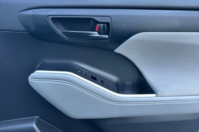 Certified 2023 Toyota Highlander L image 20